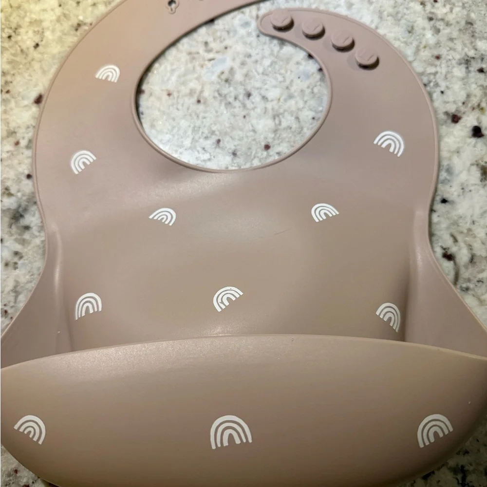 Set of two LIKE NEW silicone bibs